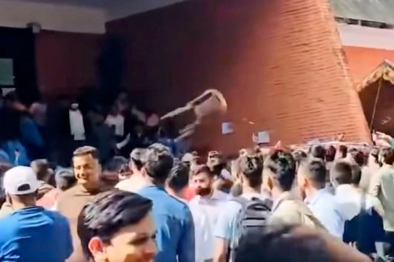 अखिल क्रान्तिकारीको सम्मेलनमा कुर्सी हानाहान