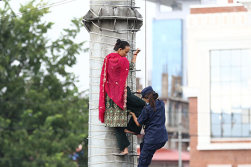लिभिङ टुगेदरमा रहेको केटाले बिहे गर्न नमान्दा एक महिला माइतीघरको पोलबाट हाम फाल्न खोजेपछि...