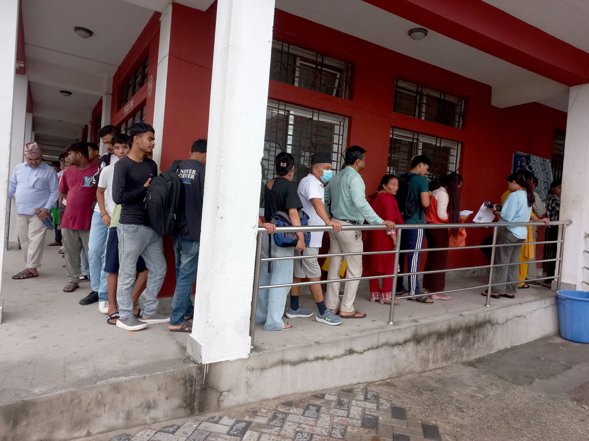 राष्ट्रिय परिचय पत्र लिन जिल्ला प्रशासन कार्यालयमा बढ्न थाल्यो भीड