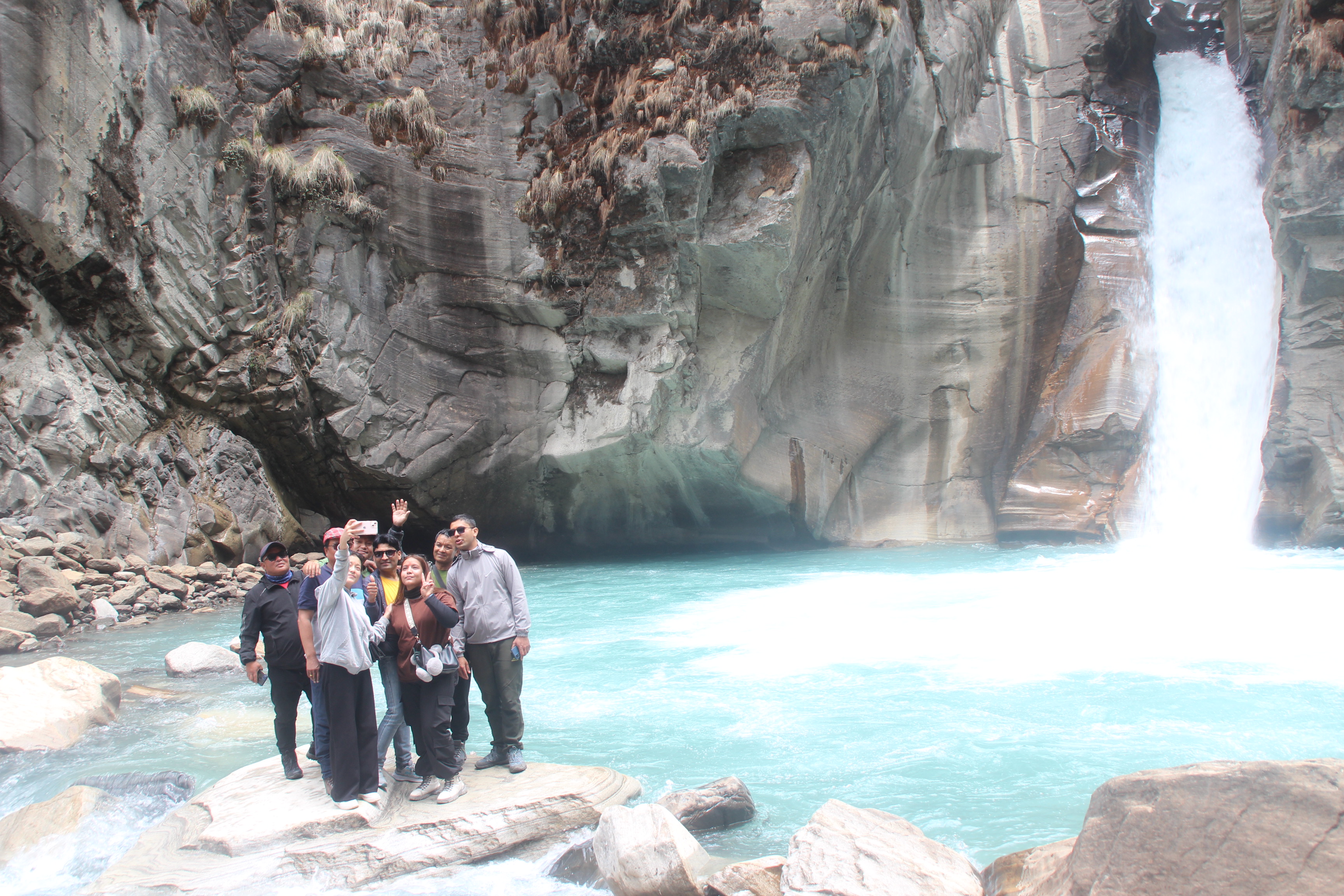 पर्यटक लोभ्याउँदै अन्नपूर्ण पदमार्गका झरना