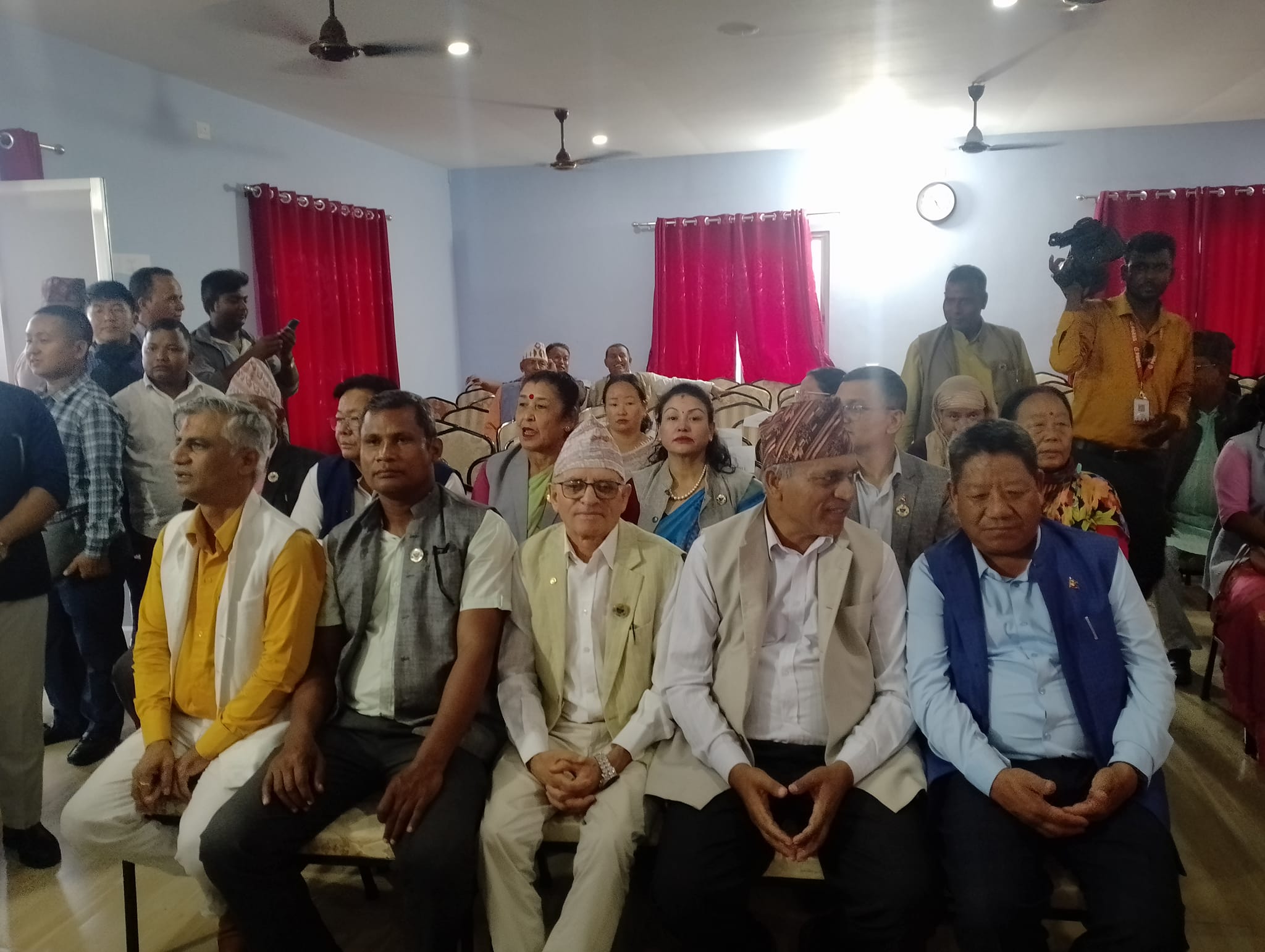 कांग्रेस नेता कार्कीलाई मुख्यमन्त्री नियुक्ति माग गर्दै ४७ सांसद पुगे प्रदेश प्रमुखको कार्यालय