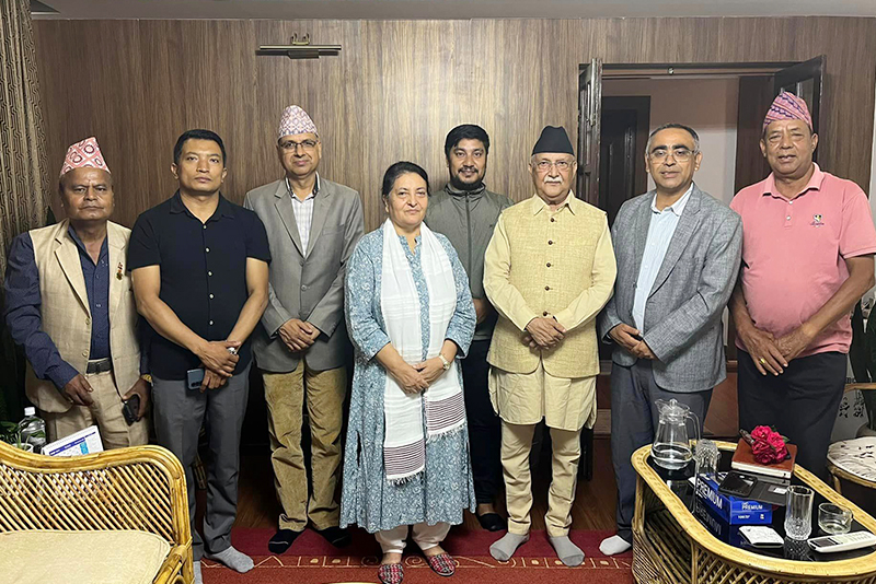 प्रधानमन्त्रीमा नियुक्त हुनासाथ पूर्वराष्ट्रपति भण्डारीलाई भेट्न पुगे ओली