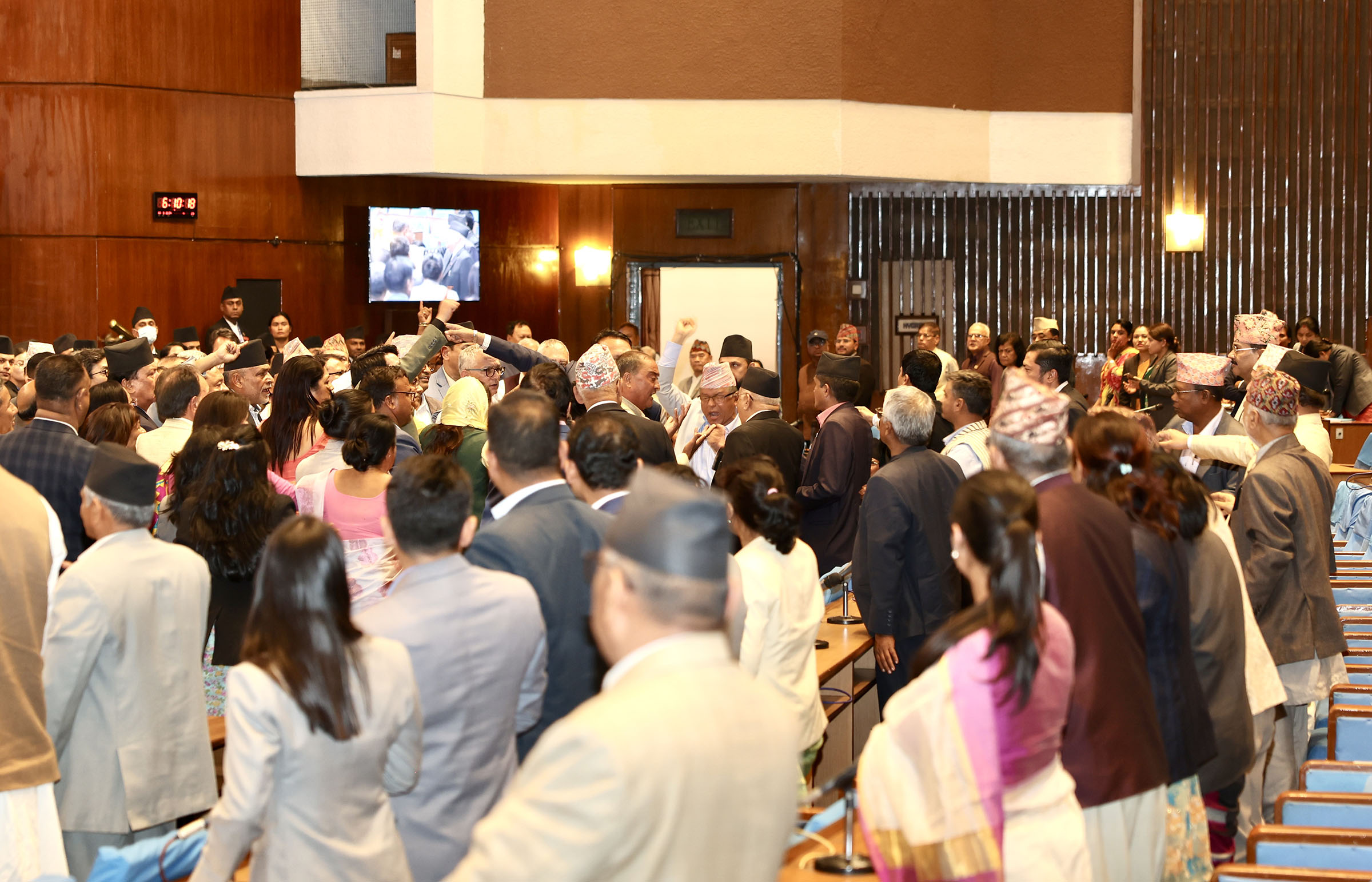 प्रतिनिधि सभामा सत्ता पक्ष र प्रतिपक्षी सांसदबीच धकेलाधकेल