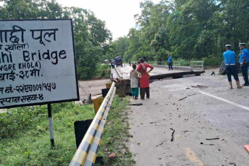 महोत्तरीमा बाढीले पुलमा क्षति पुर्‍याउँदा पूर्वपश्चिम राजमार्ग अवरूद्ध