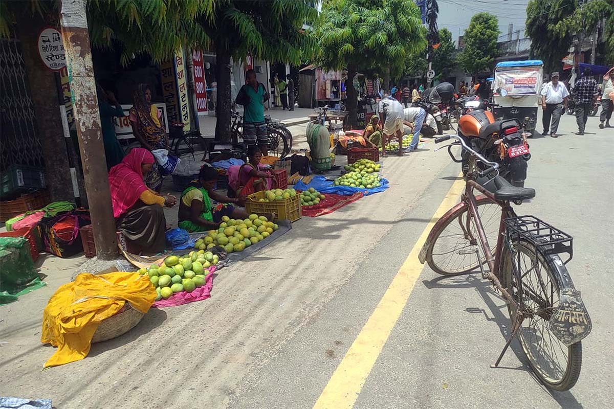 ग्राहकको प्रतीक्षामा आँप व्यापारी