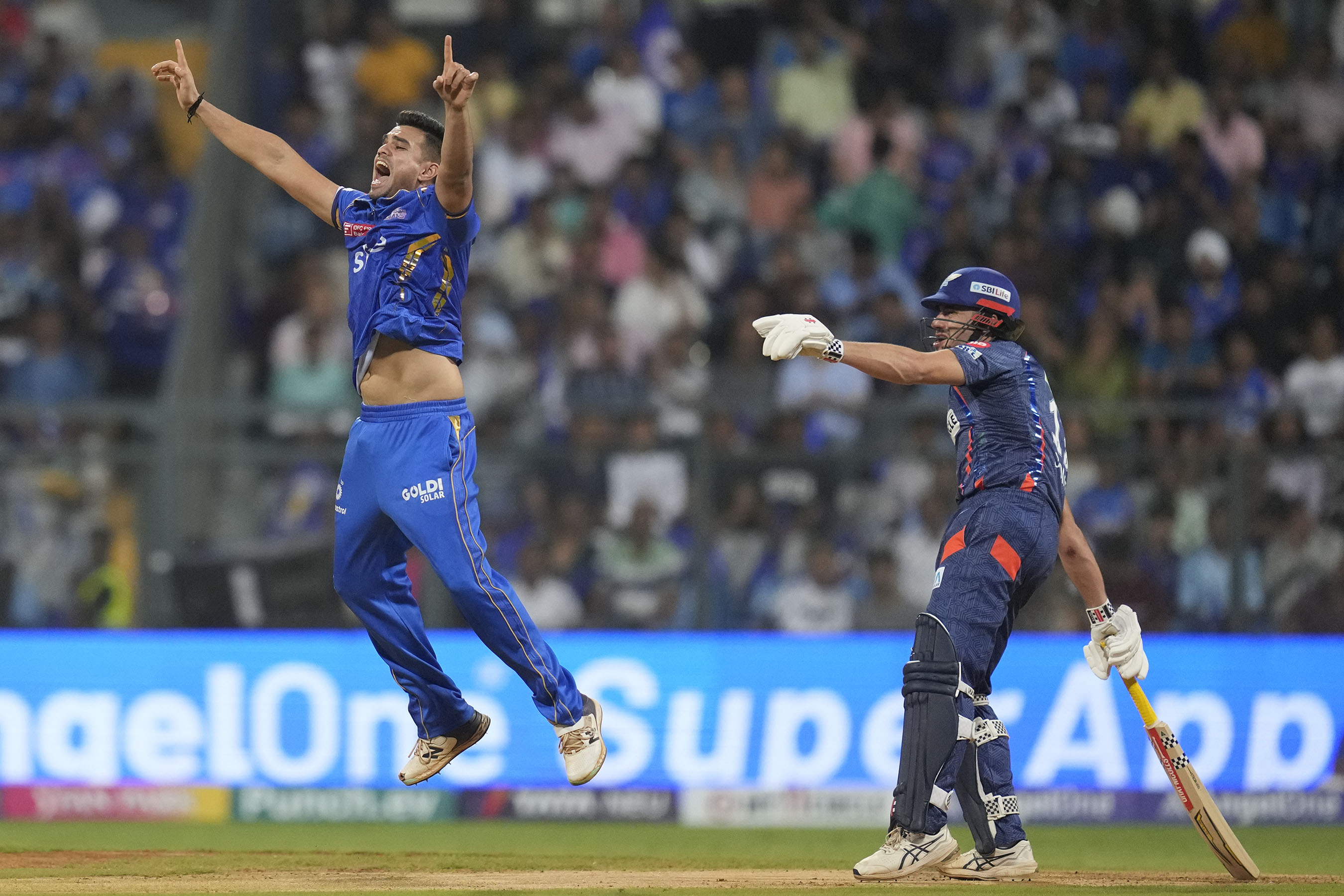 घरेलु मैदानमा मुम्बई लखनउसँग १८ रनले पराजित