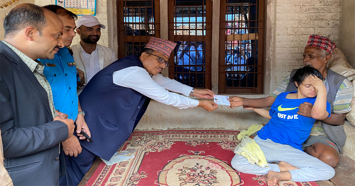 हिँडडुल गर्न नसक्ने सन्तोषीलाई घरमै पुगेर दिइयो नागरिकता