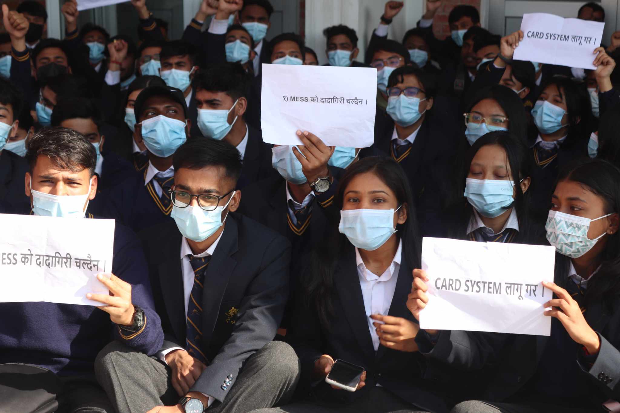 नेपाल मेडिकल कलेजले खुवाउँछ बासी खाना, विद्यार्थीहरूले सुरु गरे धर्ना 