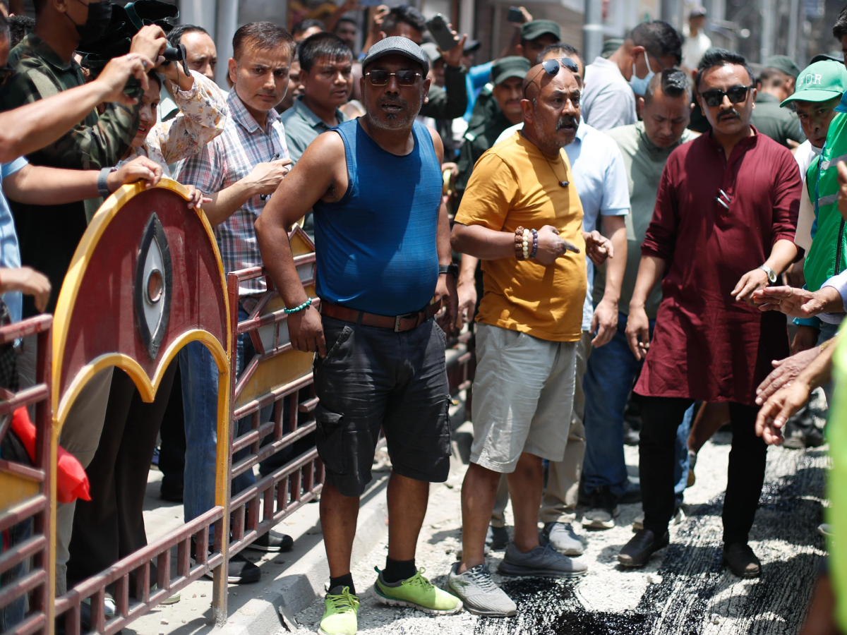 न्युरोडमा सडक विभागले पीच गर्दा महानगर प्रहरी पुगेपछि तनाव 