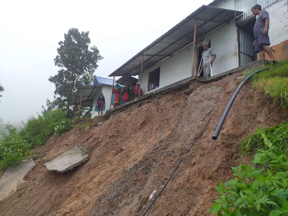 पर्वतमा पहिरोले ७ घर विस्थापित, खेतीयोग्य जमिन बगरमा परिणत