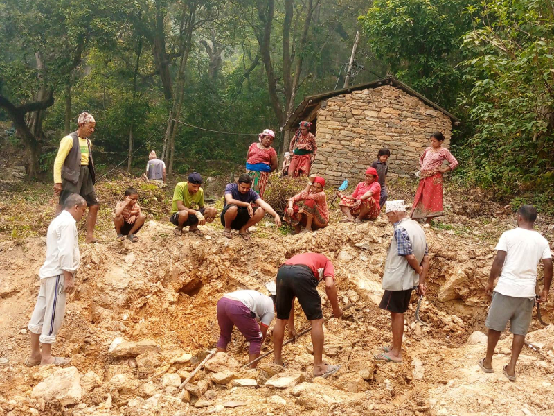 खडेरीले पानीको मूल सुकेपछि वैकल्पिक स्रोतको खोजीमा स्थानीय