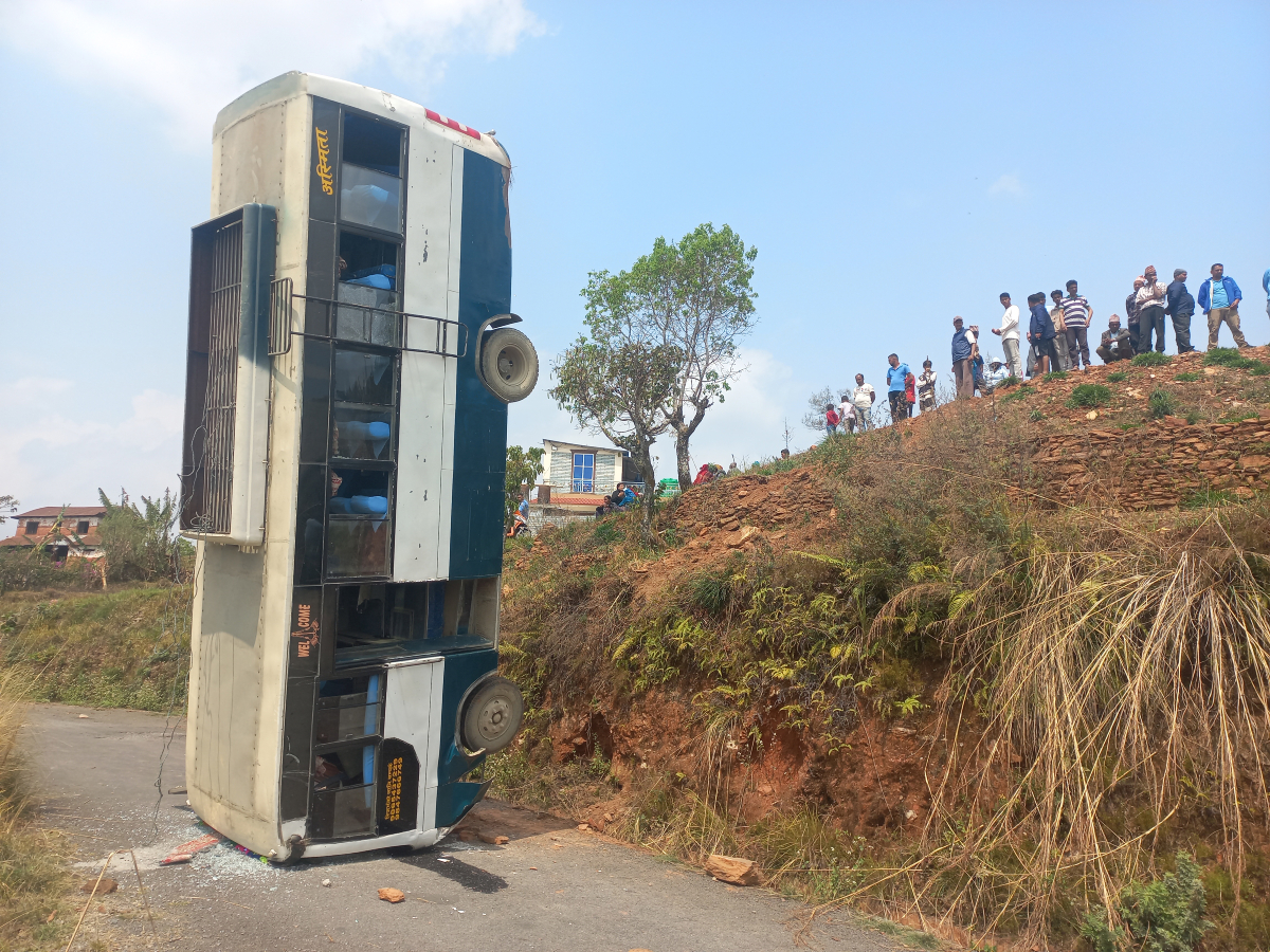 बस सडकमा ठाडै उभिएको भाइरल तस्बिर: यसरी भयो दुर्घटना