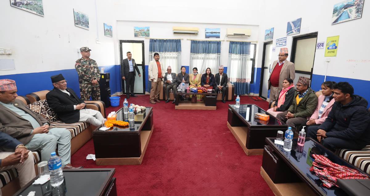 प्रधानमन्त्री प्रचण्डले भेटे विपिन जोशीका परिवारलाई