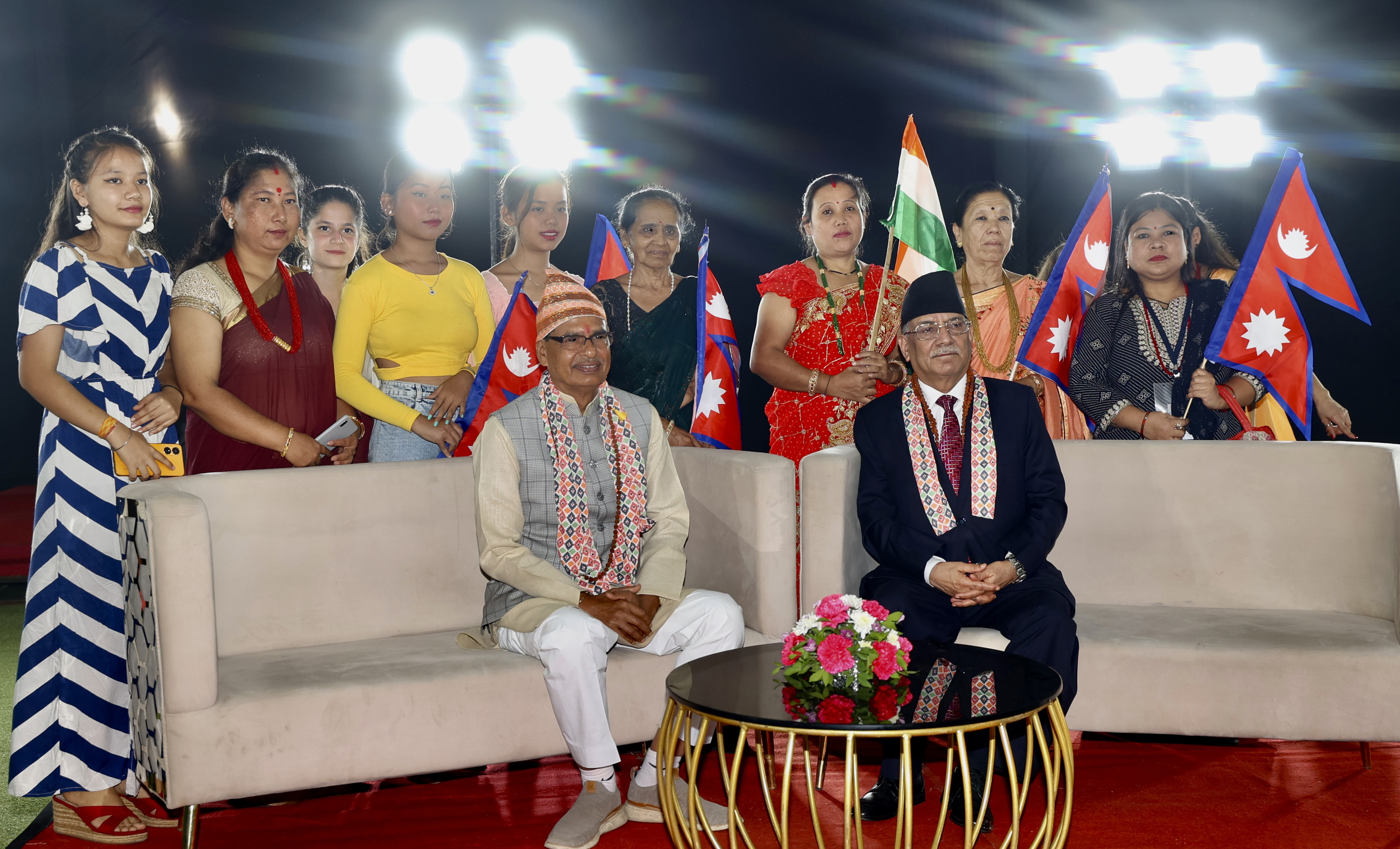 प्रधानमन्त्री दाहाल स्वदेश फर्किँदै  