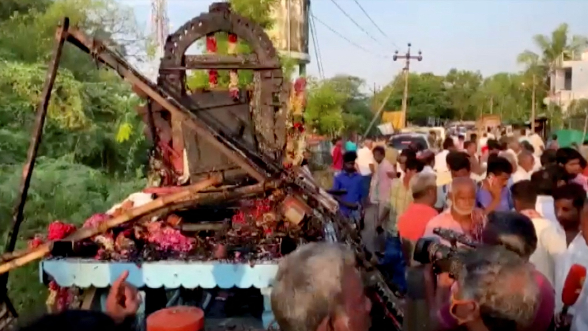 भारतकाे त्रिपुरामा रथले हाईटेन्सन तारलाई छुँदा ६ को मृत्यु, १५ जना घाइते