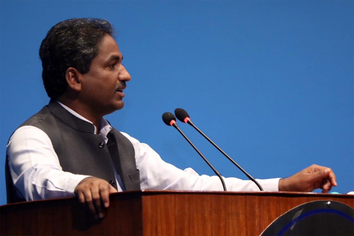 सांसद प्रभु साहको प्रश्न— अरुमाथि प्रश्न उठाउने वकिललाई कानुन लाग्छ कि लाग्दैन?  