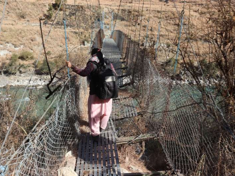 जीर्ण पुलबाट आवतजावत गर्दै स्थानीय, परेन सरकारको नजर