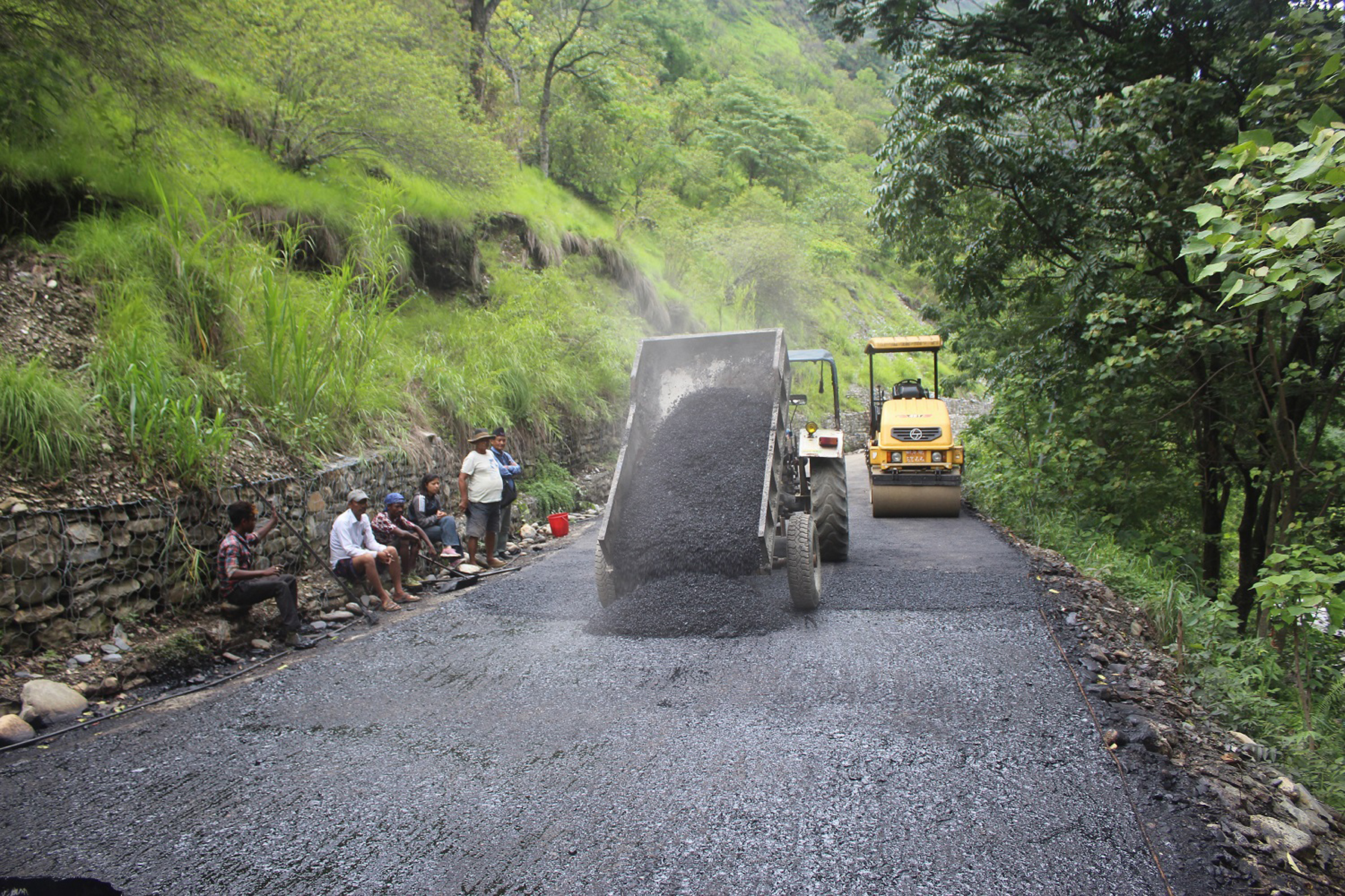 सडक कालोपत्रेपछि डेढ घण्टाको यात्रा अब आधा घण्टामै