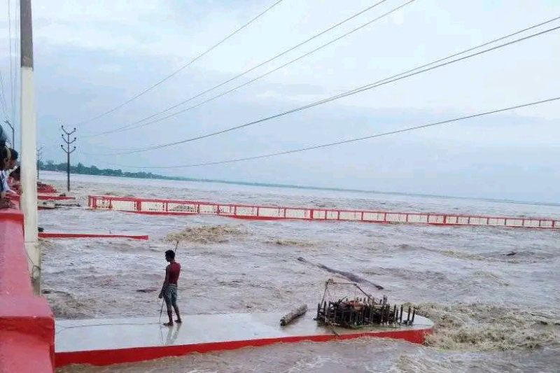 सप्तकोशीमा बाढीको बहाव उच्च, ५६ वटै ढोका खोलियो