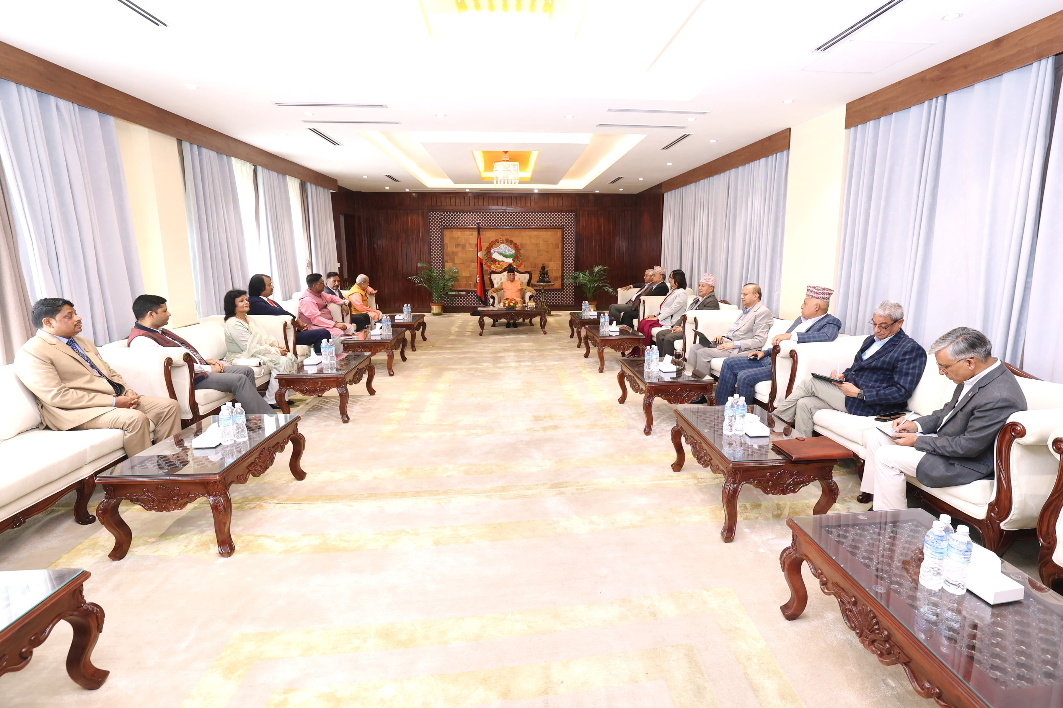 सत्तारुढ दलको बैठकमा कसले के भने?