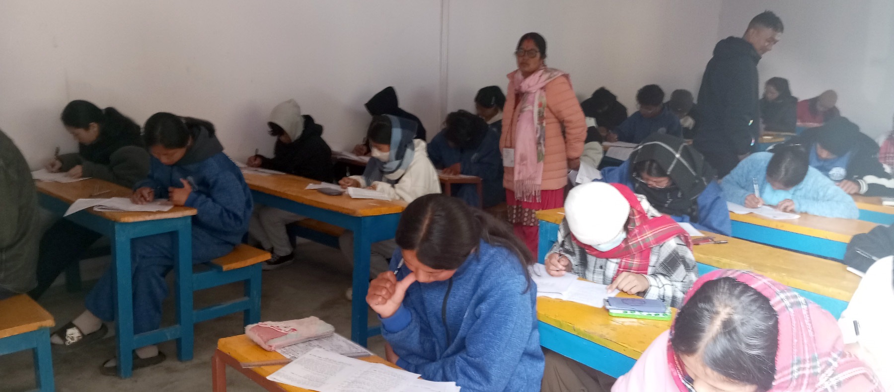 आज एसईईका परीक्षार्थीले अनिवार्य गणितको परीक्षा दिँदै