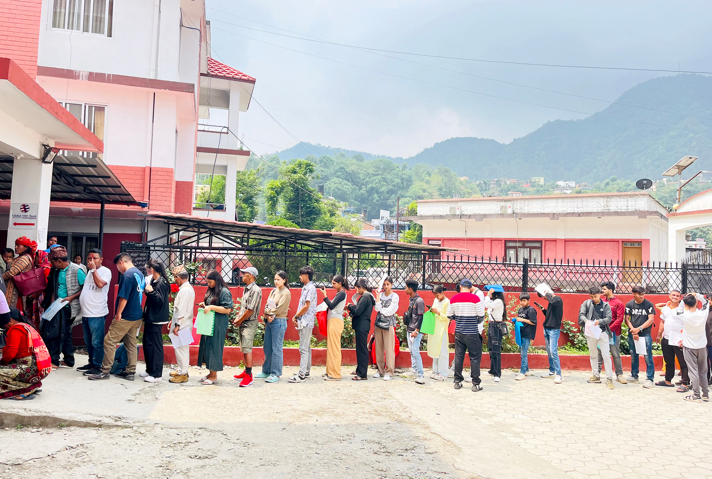 बाँकेमा राष्ट्रिय परिचयपत्र बनाउनेको भीड