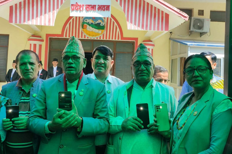 सुदूरपश्चिम प्रदेश सभा बैठकमा टर्च बालेर सरकारको खोजी