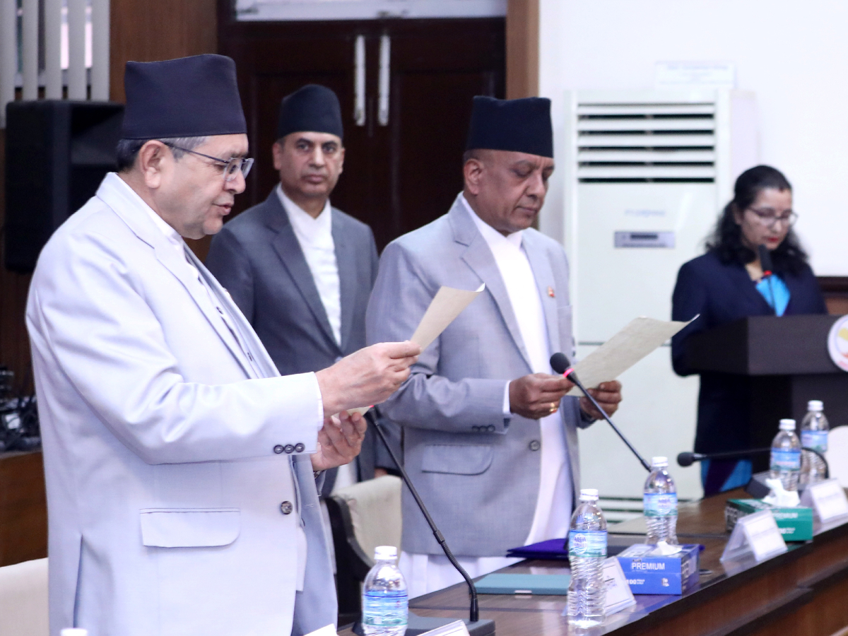 प्रतिनिधिसभाका नवनियुक्त सचिव अधिकारीले लिए शपथ