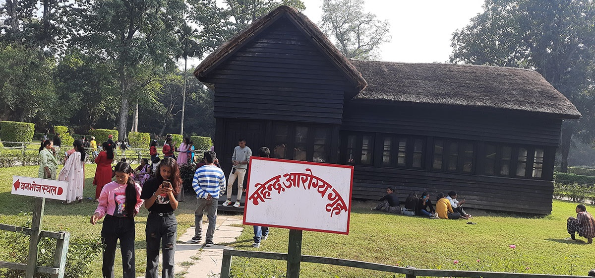 टीकापुर उद्यानमा एकै दिन १० हजार पर्यटक