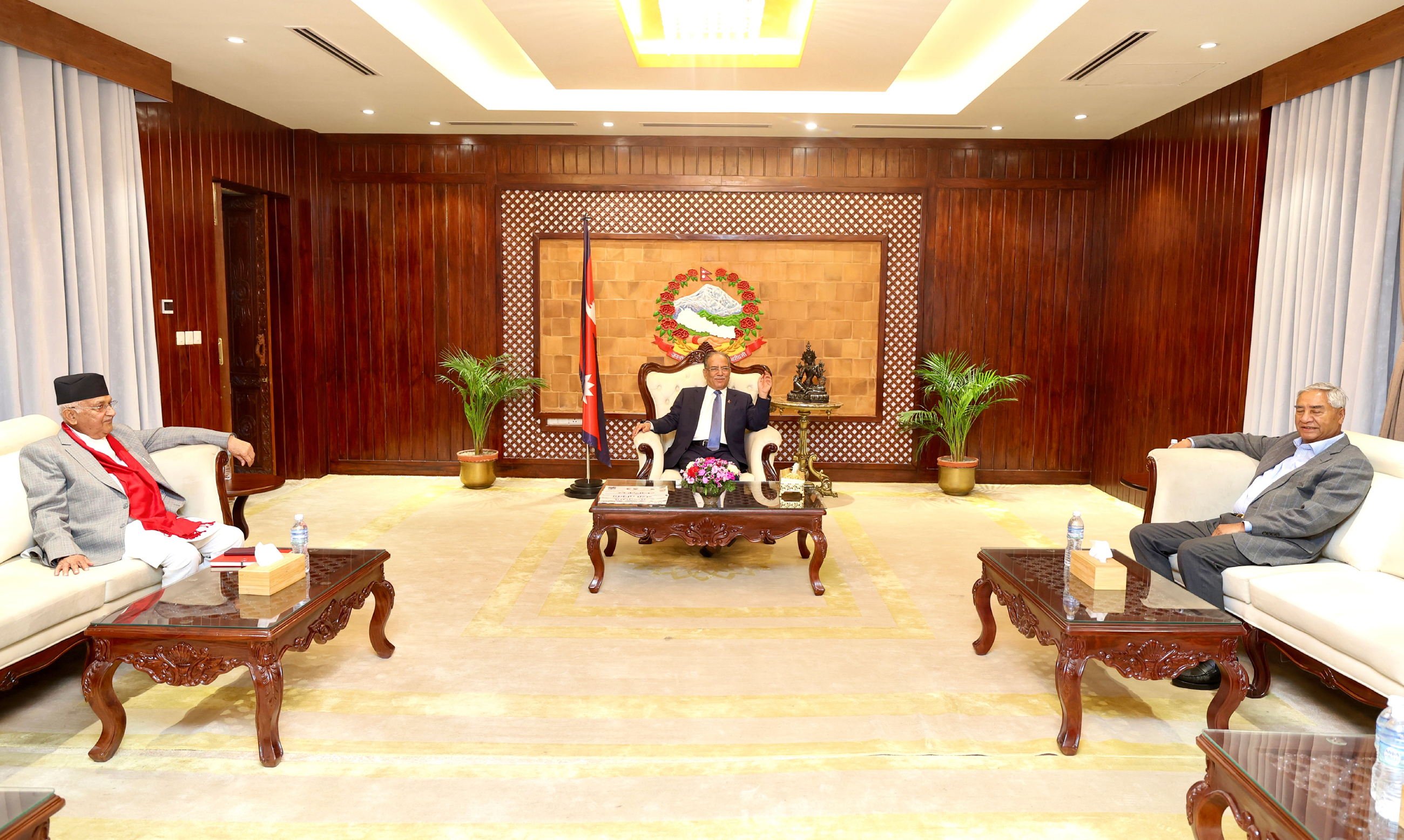 दाहाल, देउवा र ओलीबीच सिलसिलाबद्ध भेट, गठबन्धनभित्र खटपटको सङ्केत!