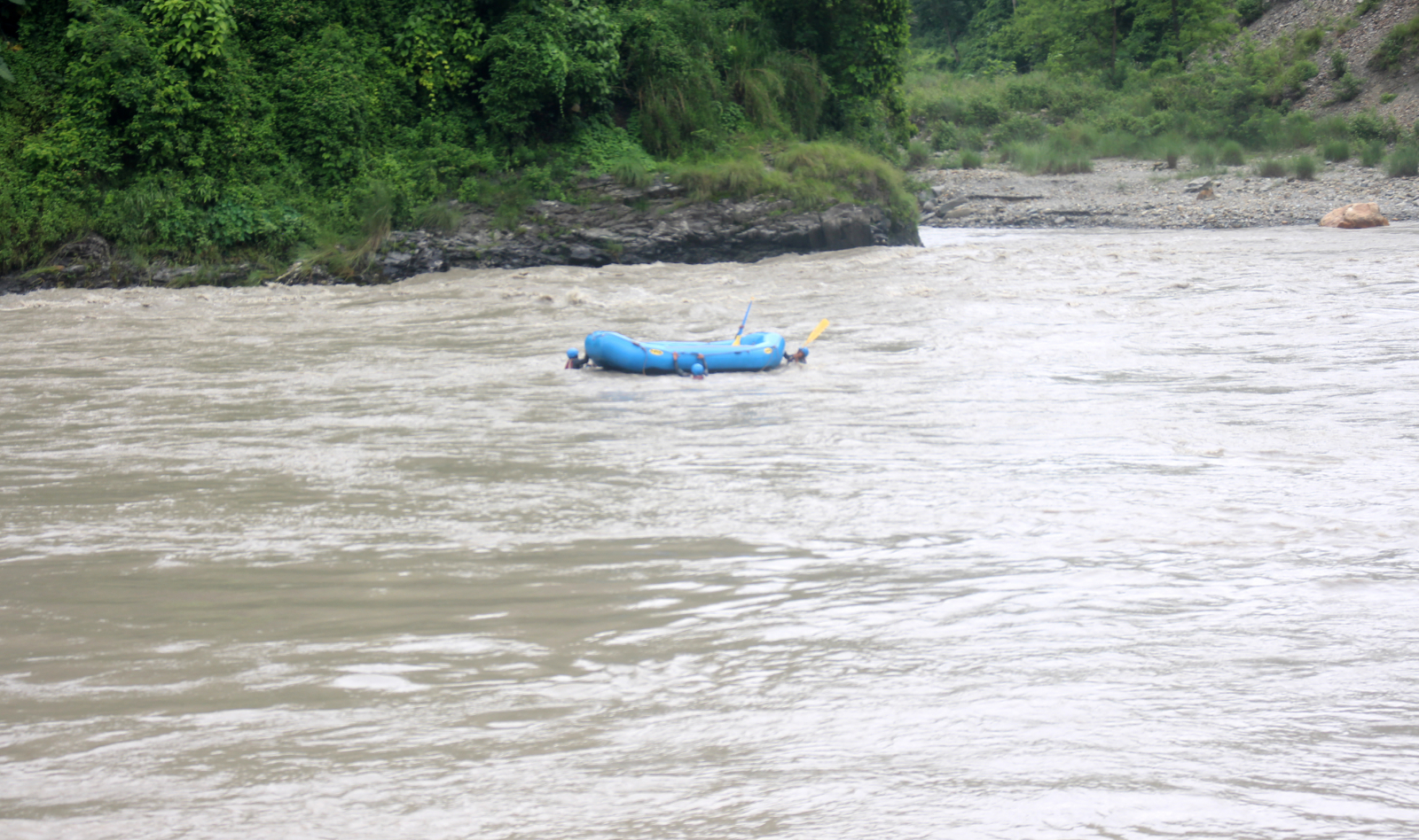 सिमलतालबाट मालवाहक ट्रक त्रिशूलीमा खस्यो