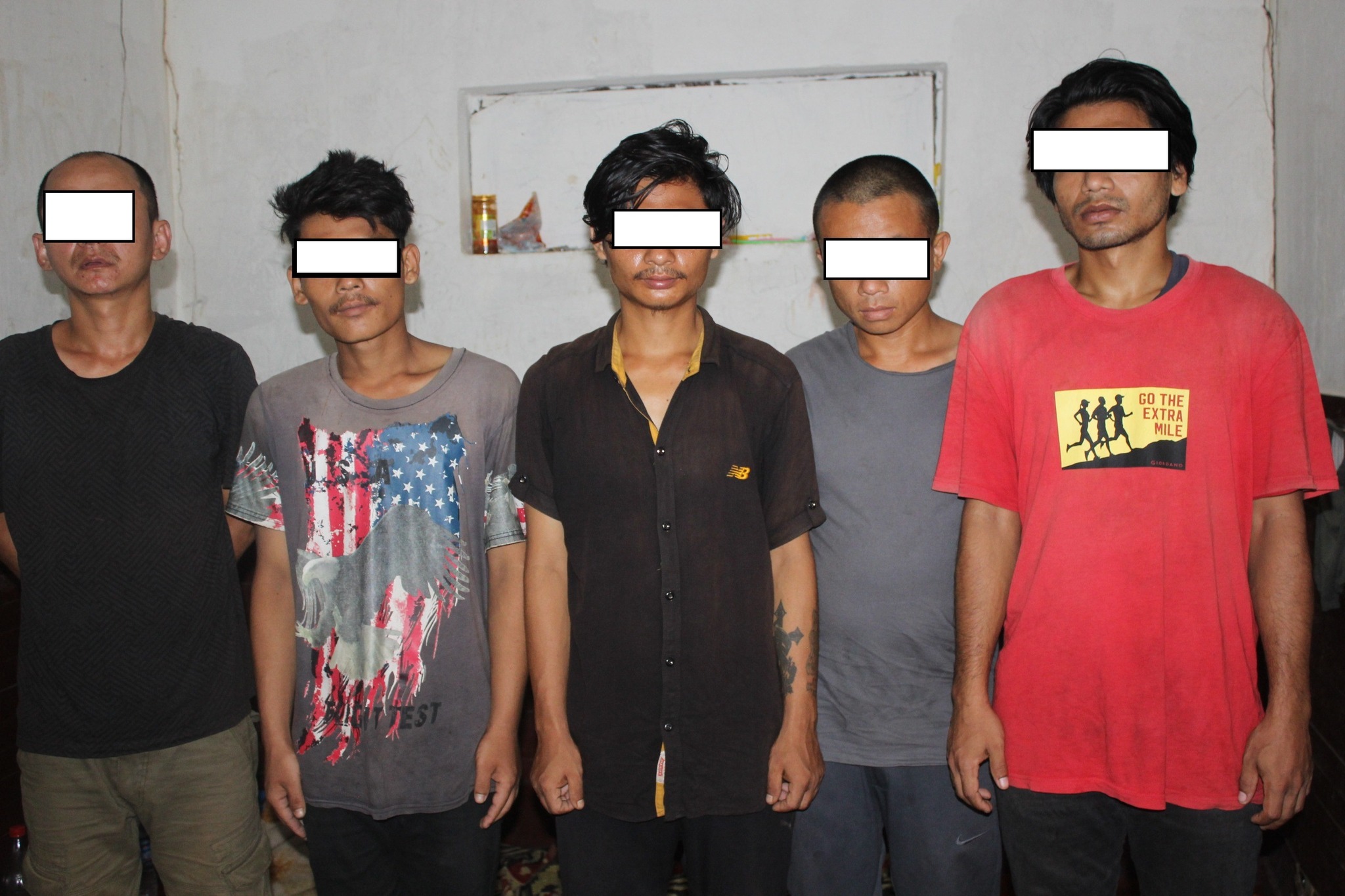 मलद्वारमा लुकाएर लागूऔषध ओसारपसार गर्ने ५ जना पक्राउ