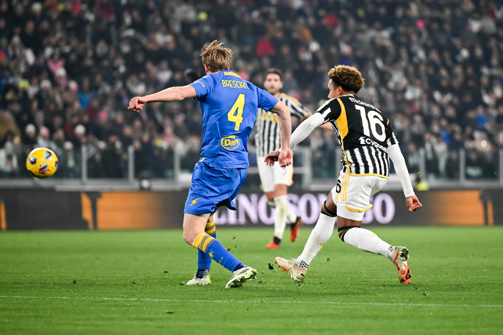 युभेन्टस सेमिफाइनलमा