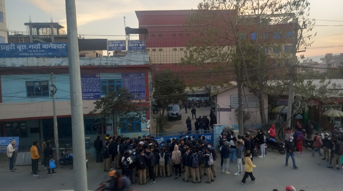 डीआईले यौन दुर्व्यवहार गरेको भन्दै ह्वाइट हाउस कलेजका छात्राहरू आन्दोलित, घेरे प्रहरी वृत्त, आरोपित पक्राउ